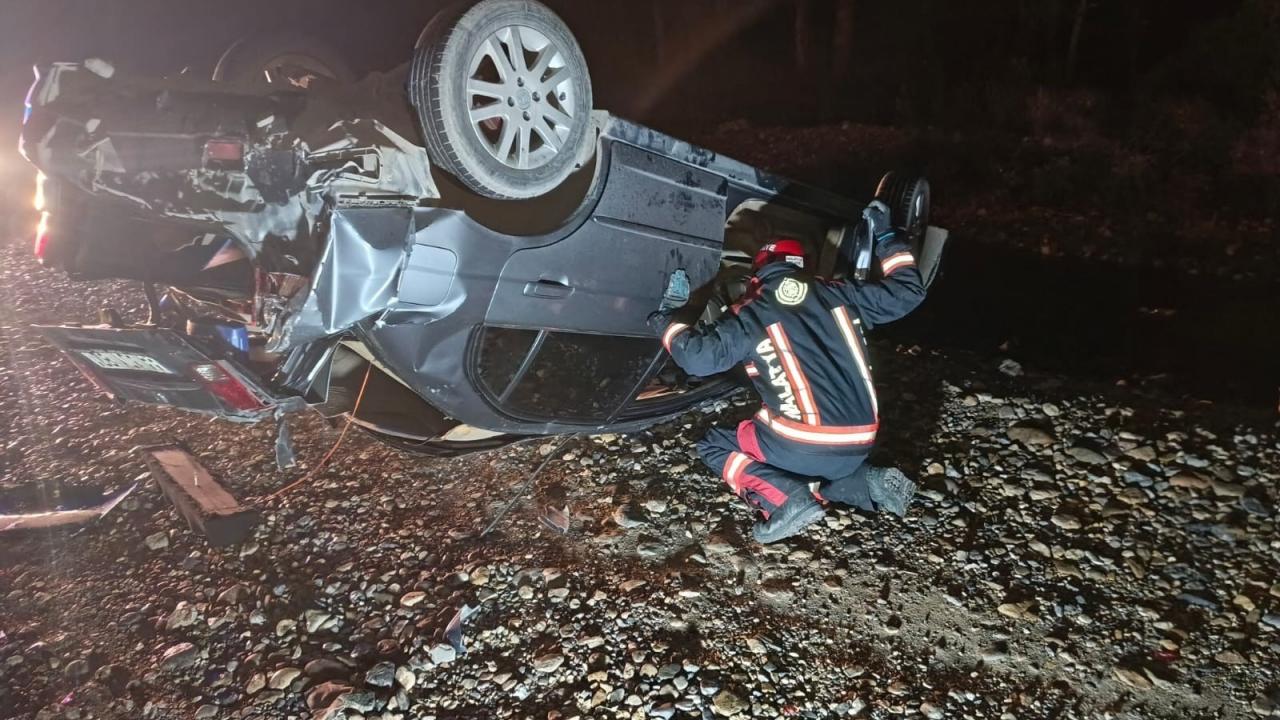 Malatya’da direksiyon hakimiyetini kaybeden araç yoldan çıktı! 2 kişi yaralandı